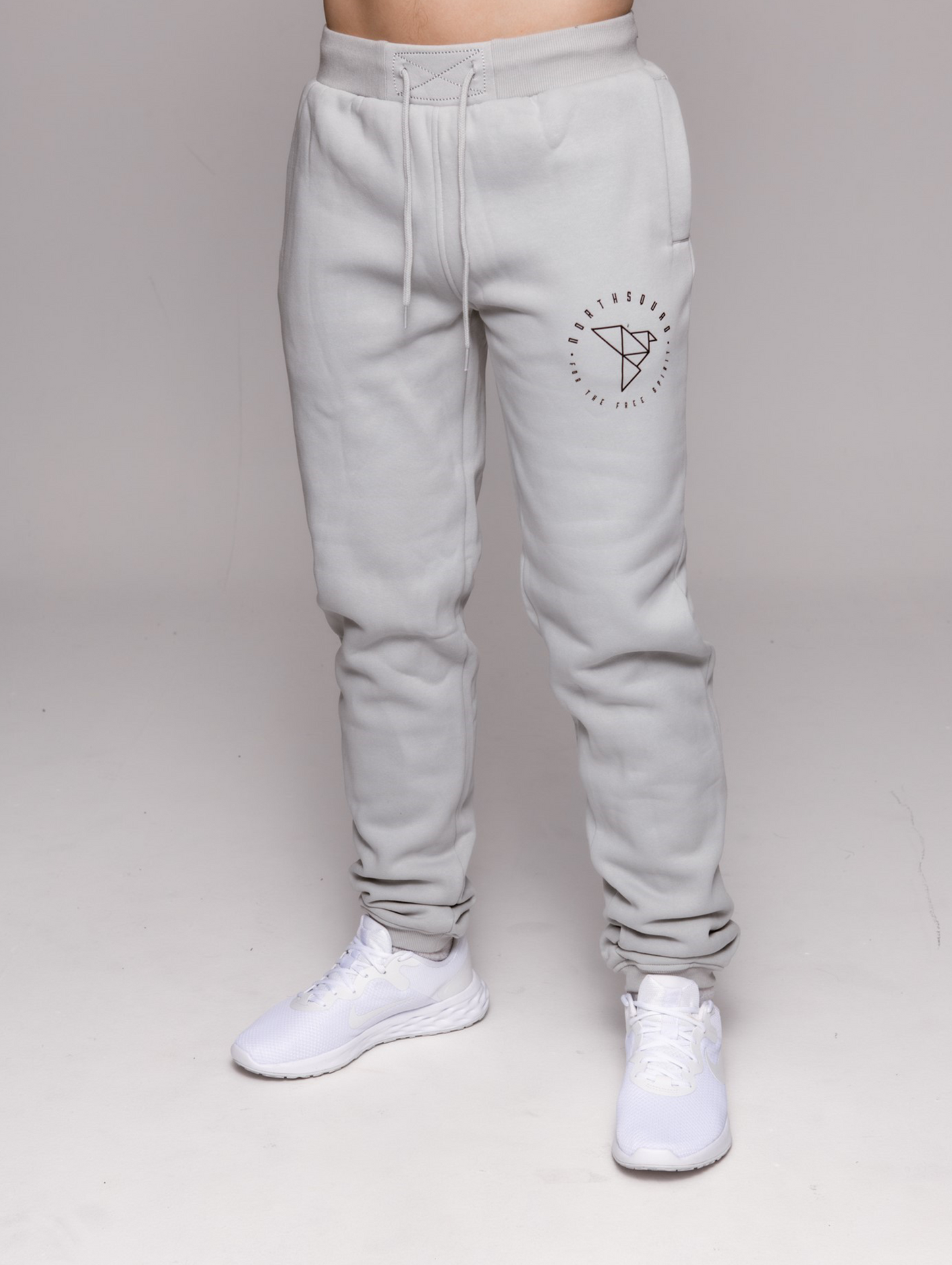 NS Hover Sweatpants i Asphalt – modellbild fram