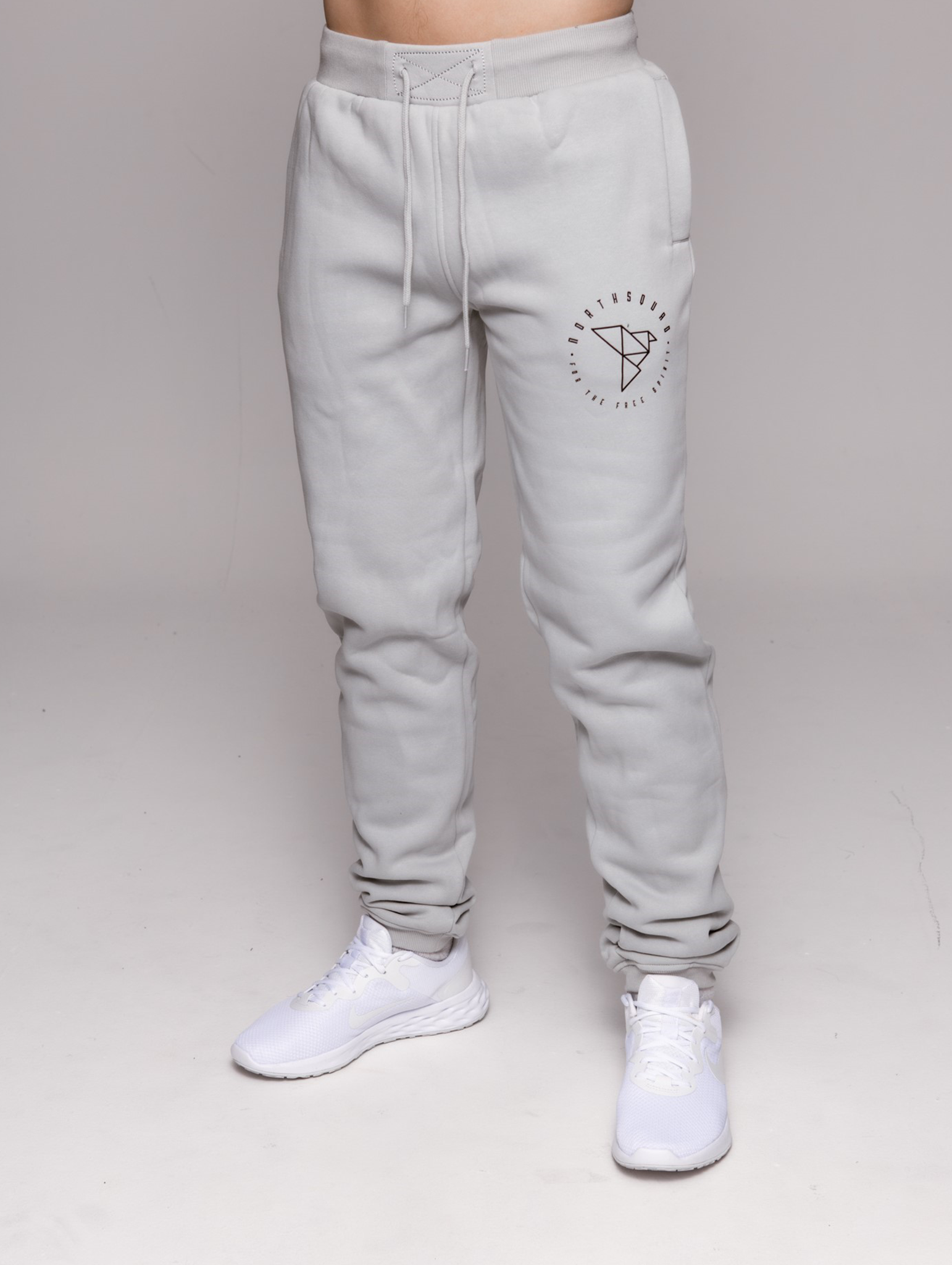 NS Hover Sweatpants i Asphalt – modellbild fram
