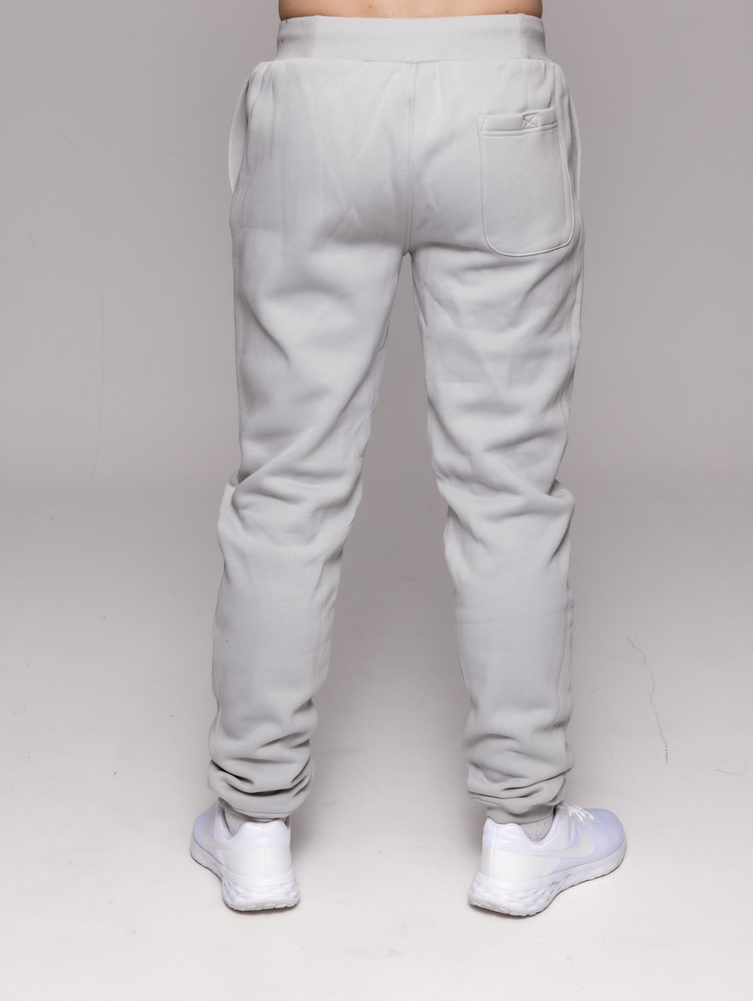 NS Hover Sweatpants i Asphalt – modellbild rygg