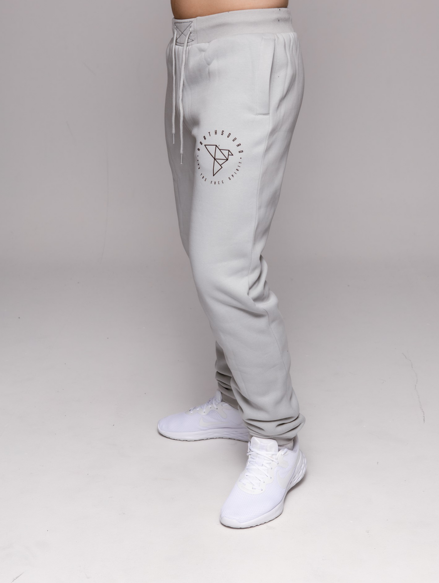 NS Hover Sweatpants i Asphalt – modellbild sida